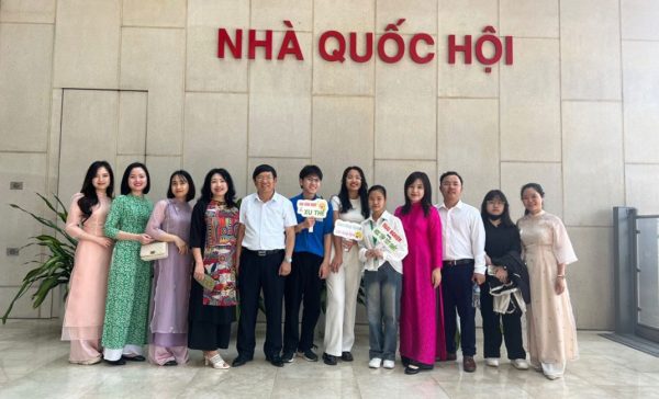 sinh vien tham quan 4