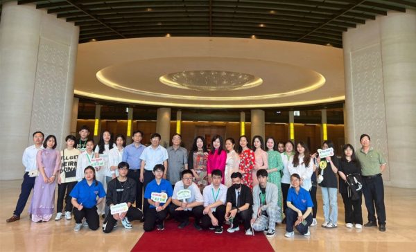 sinh vien tham quan 5